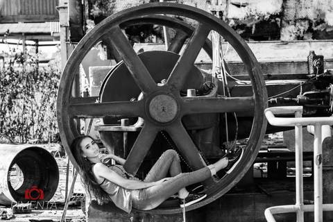 Ensaio de 15 anos criativo e rustico realizado na cidade de Paranaíta MT com a aniversariante Josielly, o ensaio foi realizado em uma antiga serraria e em onibus velho, pimenta Image Studio fotográfia de casamento , 15 anos, e ensaios.'