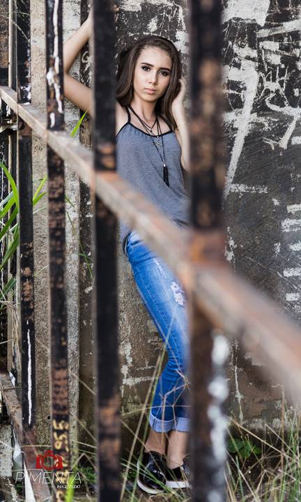 Ensaio de 15 anos criativo e rustico realizado na cidade de Paranaíta MT com a aniversariante Josielly, o ensaio foi realizado em uma antiga serraria e em onibus velho, pimenta Image Studio fotográfia de casamento , 15 anos, e ensaios.'