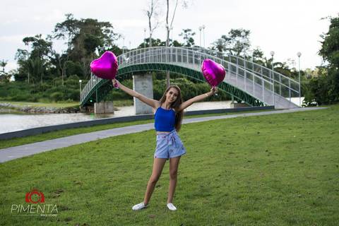 Ensaio de 15 anos criativo e rustico realizado na cidade de Paranaíta MT com a aniversariante Josielly, o ensaio foi realizado em uma antiga serraria e em onibus velho, pimenta Image Studio fotográfia de casamento , 15 anos, e ensaios.'