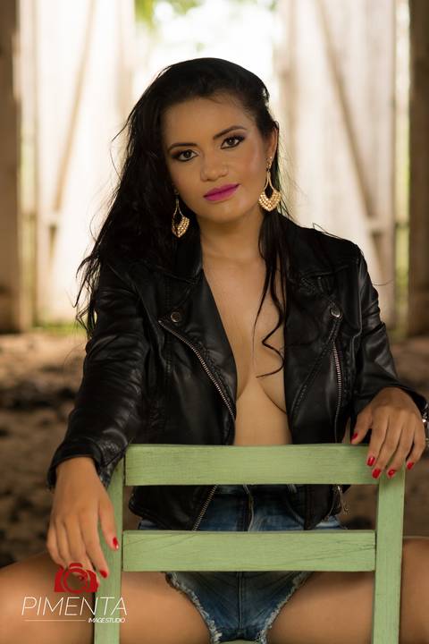 Ensaio sensual com a Linda Catiane da cidade de Paranaíta MT, ela foi Rainha do rodeio de Paranaita em 2016, Pimenta Image Studio fotográfia de eventos.'