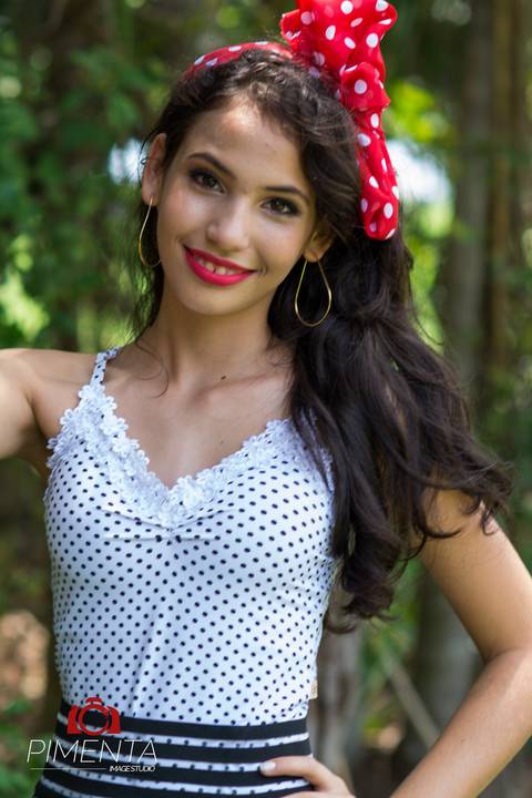 Ensaio de 15 anos despojado realizado em uma antiga construção na cidade de Paranaíta - MT Pimenta Image studio fotografias e eventos de 15 anos, ensaios, book, e casamentos.'