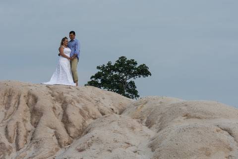 Ensaio Pré casamento trash the dress realizado no porto de areia em Paranaíta- MT, pimenta Image studio Fotografia de casamento, fotografia aérea com drone, filmagem com drone, ensaios e books fotográficos.'