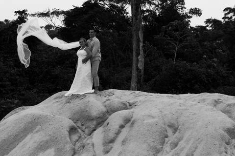 Ensaio Pré casamento trash the dress realizado no porto de areia em Paranaíta- MT, pimenta Image studio Fotografia de casamento, fotografia aérea com drone, filmagem com drone, ensaios e books fotográficos.'