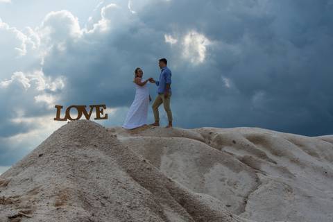 Ensaio Pré casamento trash the dress realizado no porto de areia em Paranaíta- MT, pimenta Image studio Fotografia de casamento, fotografia aérea com drone, filmagem com drone, ensaios e books fotográficos.Ensaio Pré casamento trash the dress realizado no'