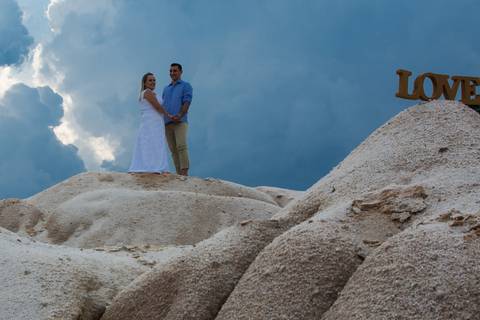 Ensaio Pré casamento trash the dress realizado no porto de areia em Paranaíta- MT, pimenta Image studio Fotografia de casamento, fotografia aérea com drone, filmagem com drone, ensaios e books fotográficos.'