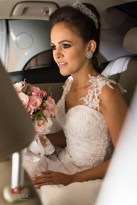 Casamento realizado em paranaíta e alta floresta com o casal Anderson e Omeri, em uma igreja pequena em alta floresta, o maquing of foi realizado no salão da inês e a maquiagem com Adriana massocato linda maquiagem, pimenta Image  fotografia de casamento'