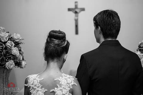 Casamento realizado em paranaíta e alta floresta com o casal Anderson e Omeri, em uma igreja pequena em alta floresta, o maquing of foi realizado no salão da inês e a maquiagem com Adriana massocato linda maquiagem, pimenta Image  fotografia de casamento'