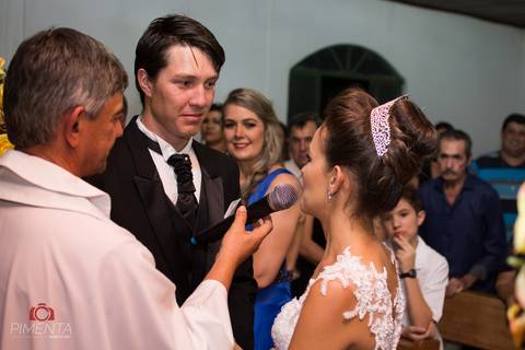 Casamento realizado em paranaíta e alta floresta com o casal Anderson e Omeri, em uma igreja pequena em alta floresta, o maquing of foi realizado no salão da inês e a maquiagem com Adriana massocato linda maquiagem, pimenta Image  fotografia de casamento'