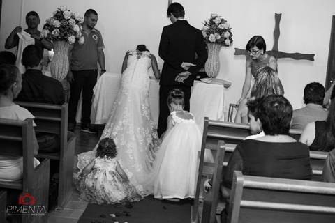 Casamento realizado em paranaíta e alta floresta com o casal Anderson e Omeri, em uma igreja pequena em alta floresta, o maquing of foi realizado no salão da inês e a maquiagem com Adriana massocato linda maquiagem, pimenta Image  fotografia de casamento'