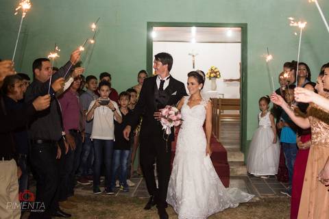 Casamento realizado em paranaíta e alta floresta com o casal Anderson e Omeri, em uma igreja pequena em alta floresta, o maquing of foi realizado no salão da inês e a maquiagem com Adriana massocato linda maquiagem, pimenta Image  fotografia de casamento'
