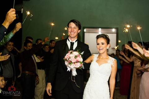 Casamento realizado em paranaíta e alta floresta com o casal Anderson e Omeri, em uma igreja pequena em alta floresta, o maquing of foi realizado no salão da inês e a maquiagem com Adriana massocato linda maquiagem, pimenta Image  fotografia de casamento'