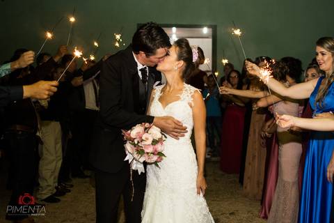 Casamento realizado em paranaíta e alta floresta com o casal Anderson e Omeri, em uma igreja pequena em alta floresta, o maquing of foi realizado no salão da inês e a maquiagem com Adriana massocato linda maquiagem, pimenta Image  fotografia de casamento'