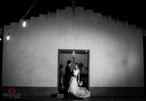 Casamento realizado em paranaíta e alta floresta com o casal Anderson e Omeri, em uma igreja pequena em alta floresta, o maquing of foi realizado no salão da inês e a maquiagem com Adriana massocato linda maquiagem, pimenta Image  fotografia de casamento'
