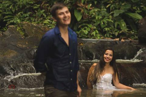 Ensaio pré casamento realizado na cidade de Paranaíta trash the dress, pimenta image studio fotografia de casamento em Alta floresta.'