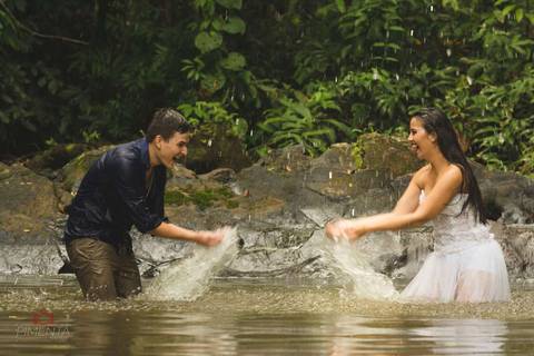 Ensaio pré casamento realizado na cidade de Paranaíta trash the dress, pimenta image studio fotografia de casamento em Alta floresta.'