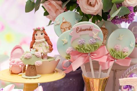 Bolo Personalizado tema bonecas na Barra da Tijuca '