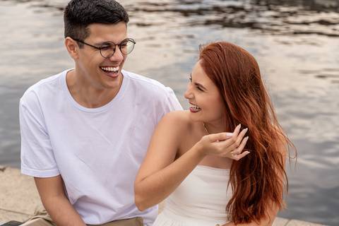 Júlia e Leonardo riem juntos em um momento espontâneo do ensaio pré wedding no Rio de Janeiro.'