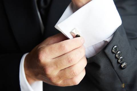 fotografia de casamento. fotografo de casamento. noivo. botões de punho.'