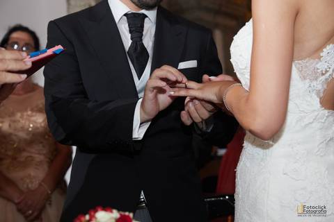 fotografia de casamento. fotografo de casamento. noivo e noiva. vestido de noiva. alianças'