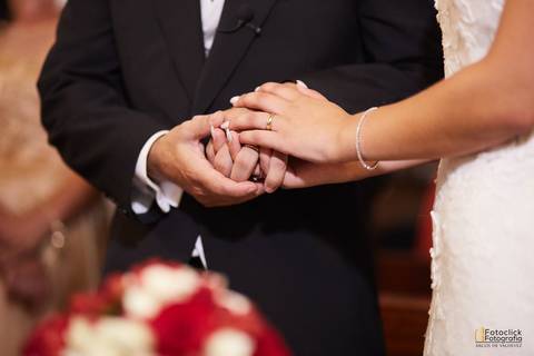 fotografia de casamento. fotografo de casamento. noivo e noiva. vestido de noiva. alianças'