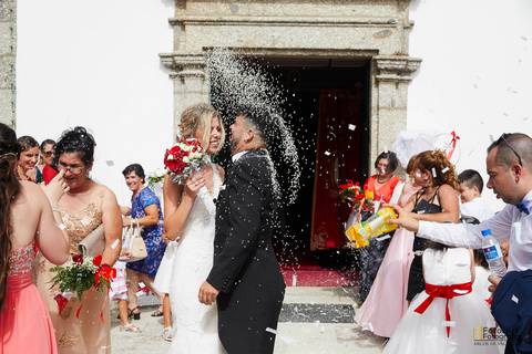 fotografia de casamento. fotografo de casamento. noivo e noiva. vestido de noiva. igreja.'