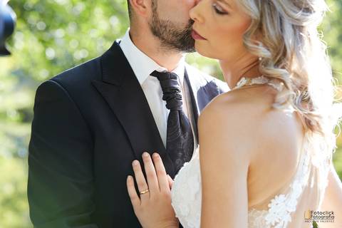 fotografia de casamento. fotografo de casamento. noivo e noiva. vestido de noiva.  beijo noivos.'