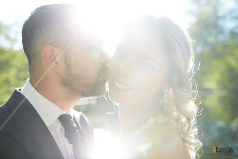 fotografia de casamento. fotografo de casamento. noivo e noiva. vestido de noiva.  beijo noivos.'