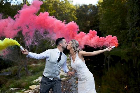 fotografia de casamento. fotografo de casamento. noivo e noiva. vestido de noiva. fumos.'