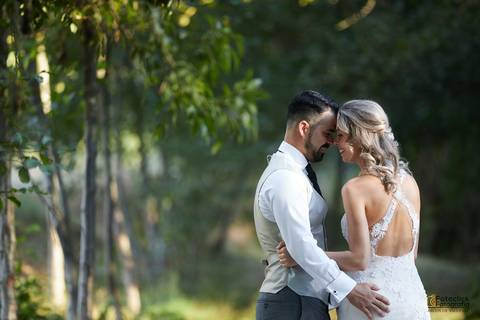 fotografia de casamento. fotografo de casamento. noivo e noiva. vestido de noiva.  beijo noivos.'