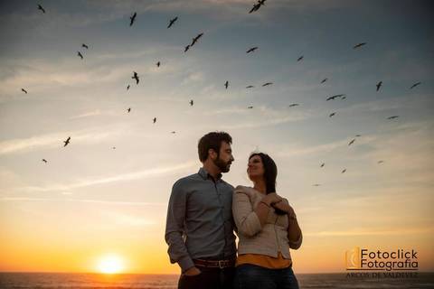 por do sol com casal. foto casal. sessão solteiros. engagement session.'