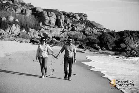 fotografia preto e branco. passeio na praia. foto casal. sessão solteiros. engagement session.'