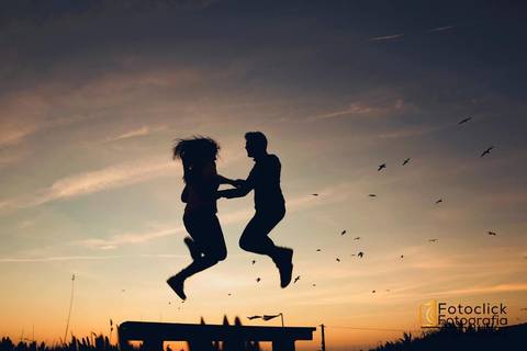 sessão solteiros contra luz. foto casal. sessão solteiros. engagement session.'