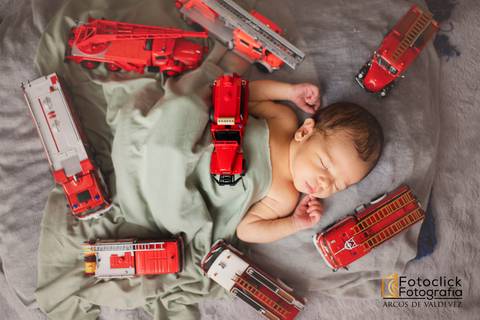 sessão newborn. sessão fotografica recem nascido. sessão fotografica crianças. carros de bombeiros. capacete de bombeiros e criança.'