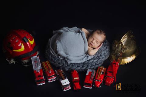 sessão newborn. sessão fotografica recem nascido. sessão fotografica crianças. carros de bombeiros. capacete de bombeiros e criança.'