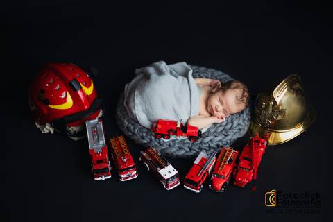 sessão newborn. sessão fotografica recem nascido. sessão fotografica crianças. carros de bombeiros. capacete de bombeiros e criança.'