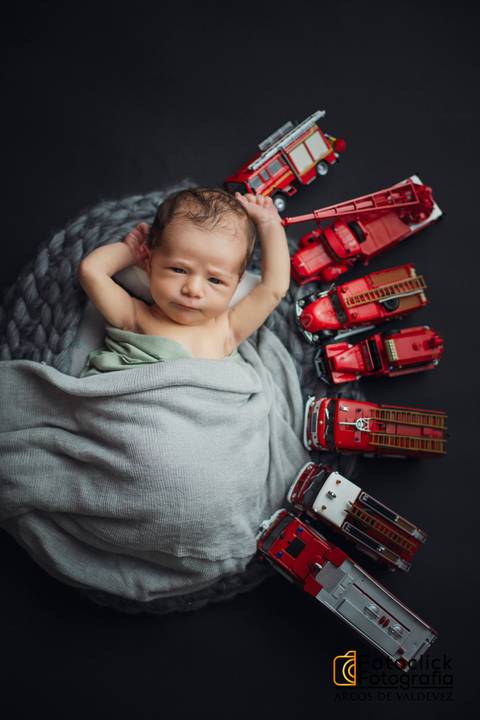 sessão newborn. sessão fotografica recem nascido. sessão fotografica crianças. carros de bombeiros. capacete de bombeiros e criança.'