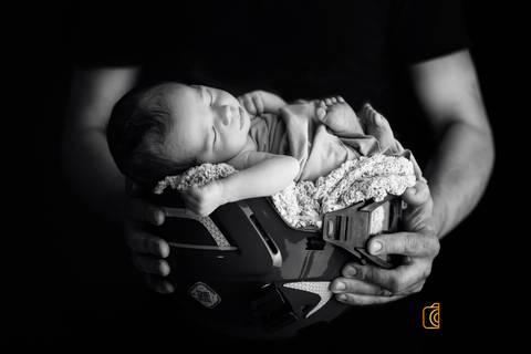 sessão newborn. sessão fotografica recem nascido. sessão fotografica crianças. carros de bombeiros. capacete de bombeiros e criança.'