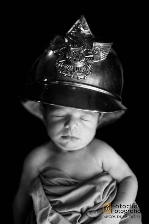 sessão newborn. sessão fotografica recem nascido. sessão fotografica crianças. carros de bombeiros. capacete de bombeiros e criança.'