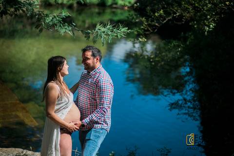 Sessão Fotográfica de Gravidez. Sessão fotográfica junto ao rio. Casal.'