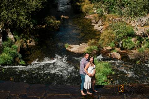 Sessão Fotográfica de Gravidez. Sessão fotográfica de casal junto ao rio.'