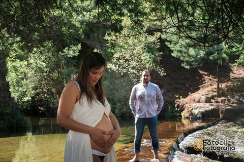 Sessão Fotográfica de Gravidez. Sessão fotográfica junto ao rio.'