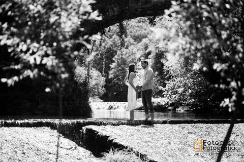 Sessão Fotográfica de Gravidez. Casal junto ao rio.'