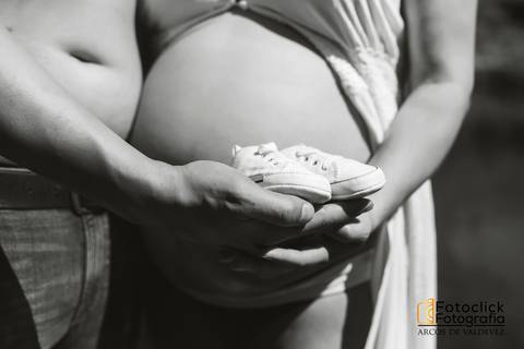 Sessão Fotográfica de Gravidez. Botinhas de bebé e casal. Pai e mãe. '