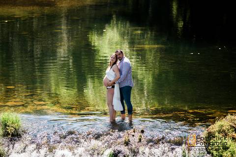Sessão Fotográfica de Gravidez. Casal junto ao rio. Cascata.'