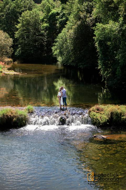Sessão Fotográfica de Gravidez. Casal junto ao rio. Cascata.'