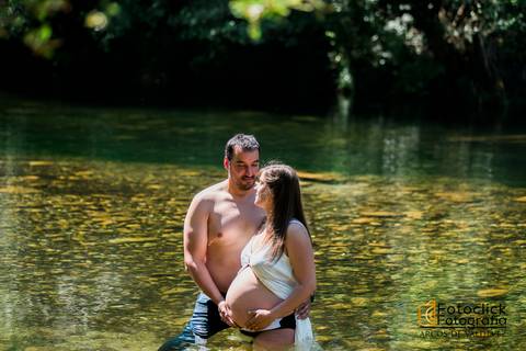 Sessão Fotográfica de Gravidez. Casal. Pai. Barriga grávida.'
