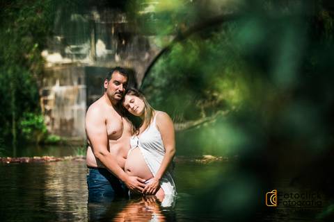 Sessão Fotográfica de Gravidez. Casal. Amor. Pai e mãe.'