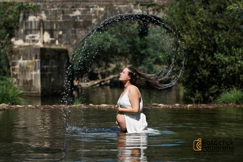 Sessão Fotográfica de Gravidez. Mergulho. Cabelo molhado.'