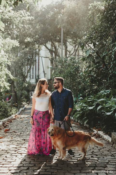 fernanda_e_thiago_ensaio_pre_casamento_urca_golden _retriever_memory_fotografia_pista_claudio_coutinho_mureta'