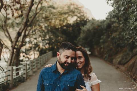 fernanda_e_thiago_ensaio_pre_casamento_urca_golden _retriever_memory_fotografia_pista_claudio_coutinho_mureta'